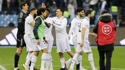 Spanish Super Cup - Semi Final - Valencia v Real Madrid - King Fahd Stadium, Riyadh, Saudi Arabia - January 12, 2023 Real Madrid's Thibaut Courtois celebrates with teammates after winning the penalty shootout REUTERS/Ahmed Yosri (REUTERS)