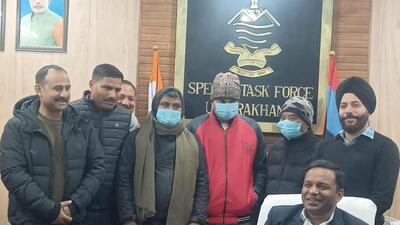 Special task force (STF) of Uttarakhand police with the three accused arrested in fake BAMS degrees case. (HT Photo) Special task force (STF) of Uttarakhand police with the three accused arrested in fake BAMS degrees case. (HT Photo)