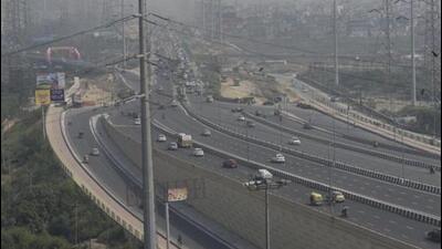 Vehicles pass through National Highway 24 amid thick smog in New Delhi. (Burhaan Kinu/HT File Photo)