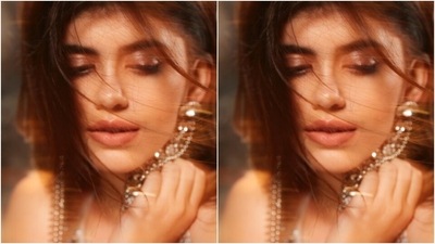Assisted by makeup artist Pushkin Bhasin, Sanjana decked up in silver eyeshadow, mascara-laden eyelashes, contoured cheeks and a shade of nude lipstick. (Instagram/@sanjanasanghi96) Assisted by makeup artist Pushkin Bhasin, Sanjana decked up in silver eyeshadow, mascara-laden eyelashes, contoured cheeks and a shade of nude lipstick. (Instagram/@sanjanasanghi96)