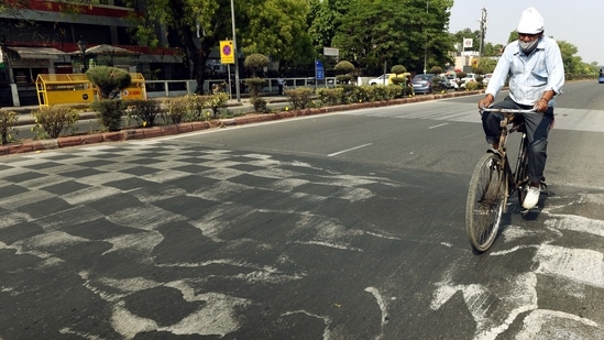 Above-average temperatures led to a melted tarmac at Mandi House, New Delhi, on May 14, 2022. Northern India and Pakistan were scorched by a two-month spring heatwave with sustained temperatures well above 40 degrees Celsius, AFP said. (Arvind Yadav / HT)