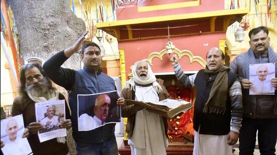 A protest in Patna against Bihar’s education minister Chandrashekhar over his remarks on ‘Ramcharitmanas’. (HT)