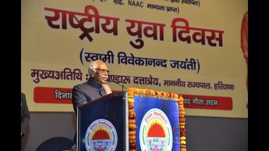 Haryana governor Bandaru Dattatreya said the youth of the state should follow the footprints of Swami Vivekananda so that they can become great citizens and take the country to new heights. (HT Photo)