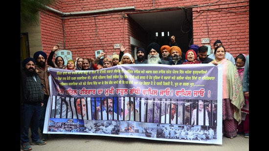 Members of Danga Peerit Welfare Society protesting against Rahul Gandhi in Ludhiana. (Harvinder Singh/HT)