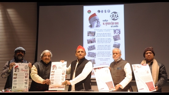 Samajwadi Party chief Akhilesh Yadav releasing the party calendar for the year 2023 dedicated to SP founder Mulayam Singh Yadav in a programme organized in the party state unit office on Thursday. (HT photo)