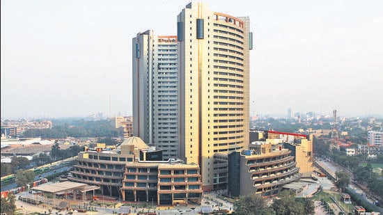 The last meeting of the House at the civic centre on January 6 saw AAP and Bharatiya Janata Party (BJP) councillors exchange blows after AAP members protested the decision by presiding officer Satya Sharma -- a BJP councillor -- to administer the oath first to 10 nominated members, called aldermen. (HT Photo)