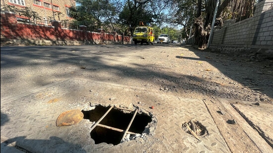 While the airport road is being beautified and upgraded, the Yerawada jail road, which is in the same vicinity, is riddled with potholes. (Kalpesh Nukte/HT PHOTO)