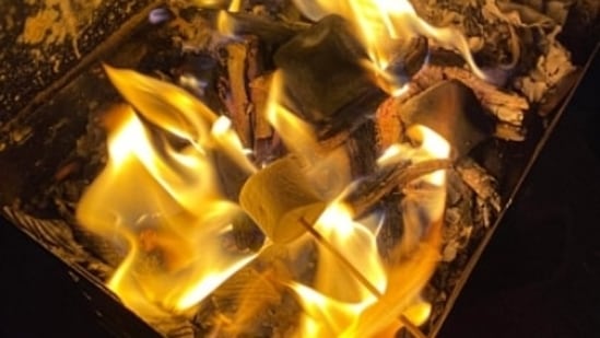 People worship the fire and throw pithas, beetle nuts and sesame to the fire. (Unsplash)