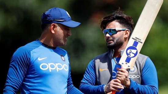 MS Dhoni (L) with Rishabh Pant(Reuters)