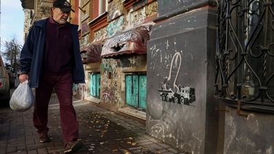 This photo from November 13, 2022, shows a graffiti in Banksy's signature style in Kyiv, Ukraine. The artist, who confirmed he was behind seven murals that appeared on destroyed buildings around Kyiv, said he supported the charity as he had seen one of its teams "sweep in and provide medical attention, heaters, fresh water and a friendly face to some very desperate people in a bombed-out building". (Gleb Garanich / REUTERS) This photo from November 13, 2022, shows a graffiti in Banksy's signature style in Kyiv, Ukraine. The artist, who confirmed he was behind seven murals that appeared on destroyed buildings around Kyiv, said he supported the charity as he had seen one of its teams "sweep in and provide medical attention, heaters, fresh water and a friendly face to some very desperate people in a bombed-out building". (Gleb Garanich / REUTERS)