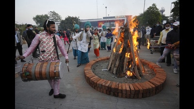 Delhi residents are set to celebrate Lohri dancing to the beats of the dhol this year. (Photo: Sunil Ghosh/HT (Photo for representational purpose only))
