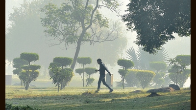 Fog and smog at Delhi’s Ring Road. (Arvind Yadav / HT Photo) Fog and smog at Delhi’s Ring Road. (Arvind Yadav / HT Photo)