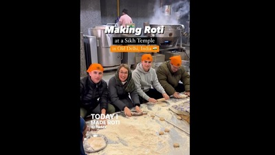 Foreigner volunteers to prepare food in Gurudwara Bangla Sahib. (Instagram/@eitan)