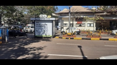 In many other cities, people have to walk 500 to 1,000 metres to get into a cab at the airport. (HT PHOTO) In many other cities, people have to walk 500 to 1,000 metres to get into a cab at the airport. (HT PHOTO)