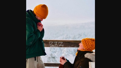 The image shows the woman proposing to her partner. (Twitter/@smileyplantlady)