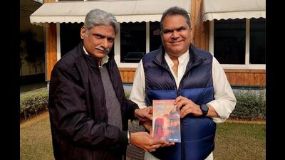 MP Sanjeev Arora with author Manoj Dhiman while launching book titled `Khol Kar Dekho’ . (HT PHOTO)