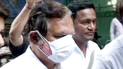 Mumbai, Dec 26 (ANI): Central Bureau of Investigation (CBI) officials produce Videocon chairman Venugopal Dhoot before the CBI court in connection with an alleged ICICI Bank-Videocon loan fraud case, in Mumbai on Monday. (ANI Photo) (ANI) Mumbai, Dec 26 (ANI): Central Bureau of Investigation (CBI) officials produce Videocon chairman Venugopal Dhoot before the CBI court in connection with an alleged ICICI Bank-Videocon loan fraud case, in Mumbai on Monday. (ANI Photo) (ANI)