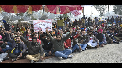 The 108 Ambulance Employees Association, Punjab, staging a protest at Ladowal toll plaza in Ludhiana on Friday. (Gurpreet Singh/HT) The 108 Ambulance Employees Association, Punjab, staging a protest at Ladowal toll plaza in Ludhiana on Friday. (Gurpreet Singh/HT)