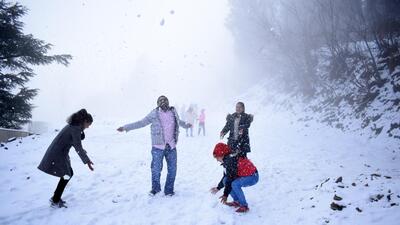 Tourists enjoying snowfall at Kufri near Shimla on Friday. Jakhu Hill in Shimla was covered under a thin layer of snow but intermittent rain washed it off. (Deepak Sansta/HT) Tourists enjoying snowfall at Kufri near Shimla on Friday. Jakhu Hill in Shimla was covered under a thin layer of snow but intermittent rain washed it off. (Deepak Sansta/HT)