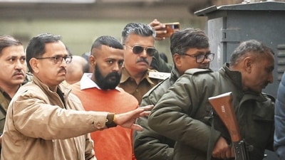 (File) Sukesh Chandrasekhar appears before Delhi court in connection with a money laundering case. (Vipin Kumar/HT photo)