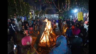 With Lohri on their minds, Noida residents are heading to Delhi, Gurugram for festivities (Photo: Sanchit Khanna/HT) With Lohri on their minds, Noida residents are heading to Delhi, Gurugram for festivities (Photo: Sanchit Khanna/HT)