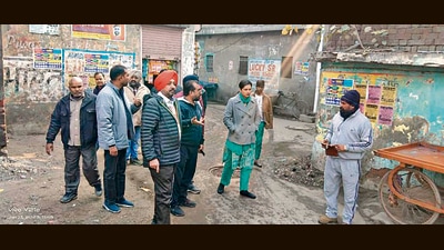Zonal chief (Zone B) Sonam Chaudhary conducted an inspection in Ludhiana’s Fauji Colony of Ward Number 22 on Friday to ensure cleanliness in the area. (HT Photo)