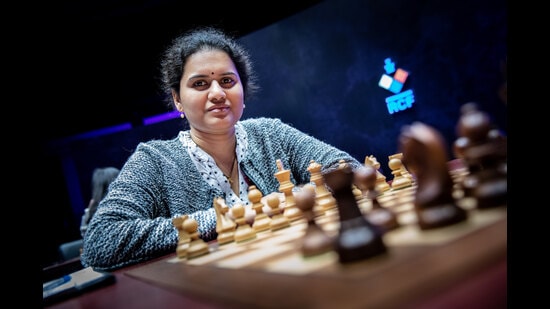 Who are some famous female chess players or women who have played