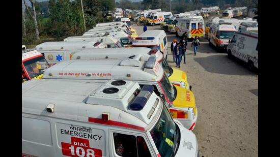 The protesters stationed more than 300 ambulances at the Ladhowal toll plaza in Ludhiana and held a dharna.  There are 325 such ambulances in the state.  (Gurpreet Singh/HT)