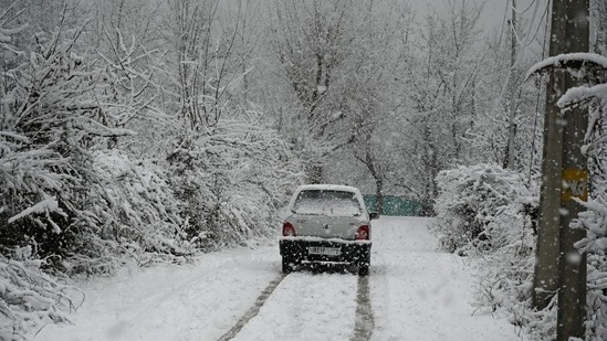 Kashmir Valley witnesses fresh spell of snowfall across various districts.(Waseem Andrabi/HT photo)