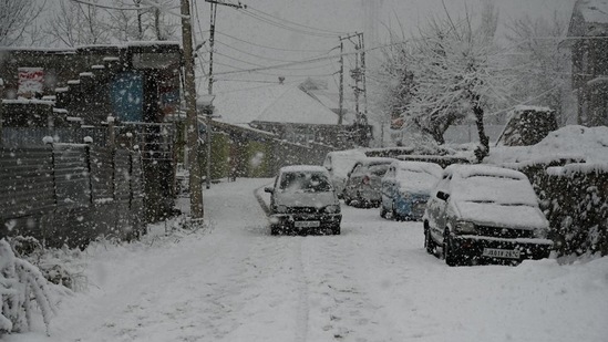 The state disaster management authority (SDMA) has issued avalanche warnings in 10 districts of Jammu and Kashmir.(Waseem Andrabi/HT photo)