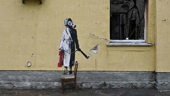 Banksy's artworks in Ukraine have also faced attacks. This photograph from November 16, 2022, shows a graffiti made by Banksy on the wall of a destroyed building in Gostomel, near Kyiv. Eight assailants, now under the Ukrainian police's arrest, attempted to steal this work back in December 2022, AFP reported.(Genya Savilov / AFP)