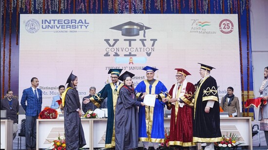 Defence minister Rajnath Singh conferring degrees on Integral University students in Lucknow on Jan 13. (HT photo)