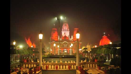 Gorakhnath temple located in Gorakhpur decked up for Khichdi Mela to be held on the occasion of Makar Sankranti. (Amiruddin Guddu/HT)