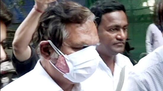 Mumbai, Dec 26 (ANI): Central Bureau of Investigation (CBI) officials produce Videocon chairman Venugopal Dhoot before the CBI court in connection with an alleged ICICI Bank-Videocon loan fraud case, in Mumbai on Monday. (ANI Photo) (ANI)