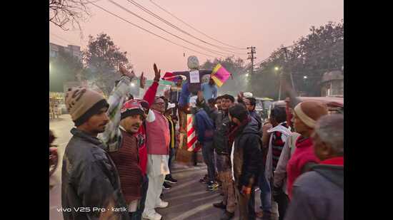 People burning the effigy of Chinese Manjha in Varanasi on Thursday. (HT Photo)