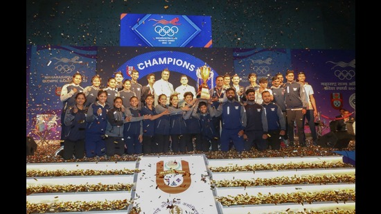 Saurabh Rao, divisional commissioner, Pune, gave away the championship trophy to the Pune team. (HT PHOTO)