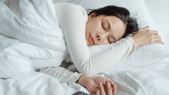 Sleep Hygiene: Sleep hygiene refers to habits and habits that promote good sleep. This includes having a regular sleep schedule, avoiding caffeine and alcohol before bed, and creating a comfortable sleep environment. (Pexels)