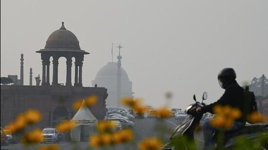 The average 24-hour AQI was 371 on Thursday. (Hindustan Times)