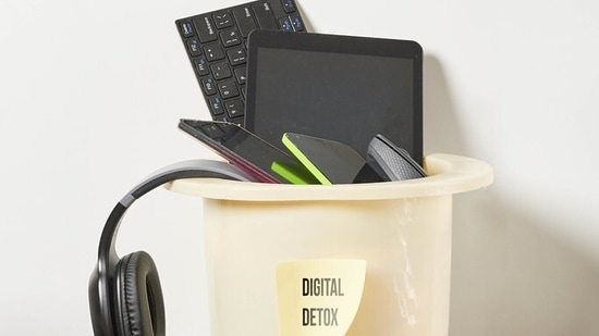 Digital detox: How to unplug effectively | Health - Hindustan Times