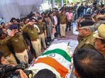 Security personnel pay tributes to the mortal remains of former union minister Sharad Yadav during his last rites, at his native Ankhmou village in Madhya Pradesh.(PTI) Security personnel pay tributes to the mortal remains of former union minister Sharad Yadav during his last rites, at his native Ankhmou village in Madhya Pradesh.(PTI)