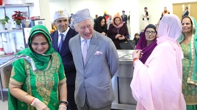 Britain's King Charles III meets volunteers who operate the 24-hour kitchen that feeds members of the local community during his visit to the newly built Guru Nanak Gurdwara, in Luton, north of London on December 6. (AFP) Britain's King Charles III meets volunteers who operate the 24-hour kitchen that feeds members of the local community during his visit to the newly built Guru Nanak Gurdwara, in Luton, north of London on December 6. (AFP)