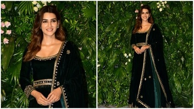Anarkali is a timeless classic piece of apparel that looks beautiful for any occasion, including weddings and festivals. Kriti Sanon's elegant emerald green velvet anarkali suit is giving all wedding outfit vibes. The addition of gotta patti lace on the outfit instantly elevates her whole look.&nbsp;Keep your hair and makeup simple when wearing dark-coloured&nbsp;anarkalis to balance out your appearance and look wedding&nbsp;party ready. (HT Photo/Naziyah Khan)