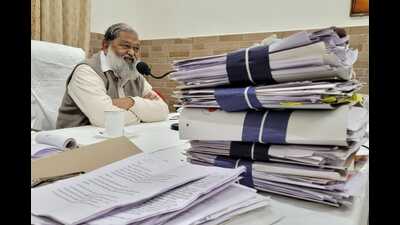 Haryana home minister Anil Vij on Saturday ordered suspension of an inspector-rank police officer posted as SHO of Panipat City police station for allegedly seeking bribe. (HT Photo)