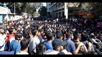 MPSC students who had assembled at Alka Talkies Chowk called off the strike on Friday night. (HT PHOTO)