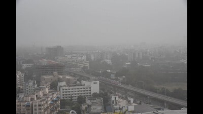 On Saturday, the night temperature in Pune was 9.9 degrees Celsius, which was 1.5 degrees lower than normal. (HT FILE PHOTO)