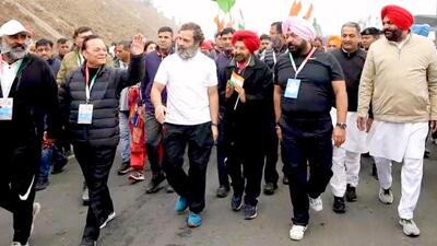 Santokh Singh Chaudhary, 76, the Congress member of Parliament (MP) from Jalandhar (second from left), died after a cardiac arrest while taking part in party leader Rahul Gandhi’s Bharat Jodo Yatra between Phillaur and Goraya towns on Saturday morning. (Twitter)