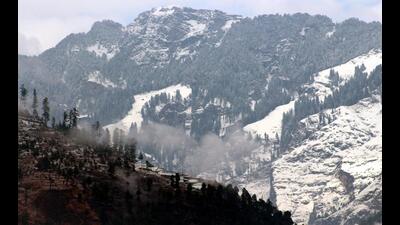 Snow-covered hills in Kullu on Saturday. Keylong in Lahaul and Spiti district was coldest in the state at -7.9°C followed by Kalpa at -2.6°C, while Narkanda, Kufri, Manali, Dalhousie, Shimla, Kasauli and Dharamshala recorded minimums of -2.5°C, -0.8°C, -0.2°C, 0.5°C, 0.6°C, 5.7°C and 6.4°C, respectively. (Aqil Khan/HT) Snow-covered hills in Kullu on Saturday. Keylong in Lahaul and Spiti district was coldest in the state at -7.9°C followed by Kalpa at -2.6°C, while Narkanda, Kufri, Manali, Dalhousie, Shimla, Kasauli and Dharamshala recorded minimums of -2.5°C, -0.8°C, -0.2°C, 0.5°C, 0.6°C, 5.7°C and 6.4°C, respectively. (Aqil Khan/HT)