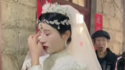 China forced marriage: A Chinese bride breaks down on her wedding day saying she doesn’t love future husband. (Baidu) China forced marriage: A Chinese bride breaks down on her wedding day saying she doesn’t love future husband. (Baidu)