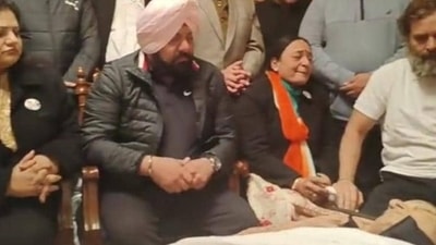 Congress leader Rahul Gandhi (extreme right) consoling the family members of Jalandhar MP Santokh Singh Chaudhary at their house in Jalandhar on Saturday. (HT Photo) Congress leader Rahul Gandhi (extreme right) consoling the family members of Jalandhar MP Santokh Singh Chaudhary at their house in Jalandhar on Saturday. (HT Photo)