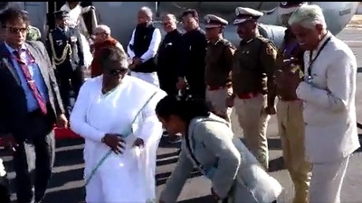 President security breach: Rajasthan engineer suspended for trying to touch President Murmu's feet. (Twitter)